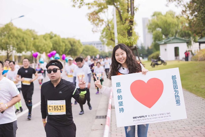 Runners enjoy autumn landscapes in Lihu Lake Intl Half Marathon