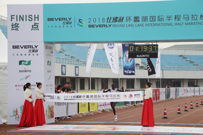 Runners enjoy autumn landscapes in Lihu Lake Intl Half Marathon