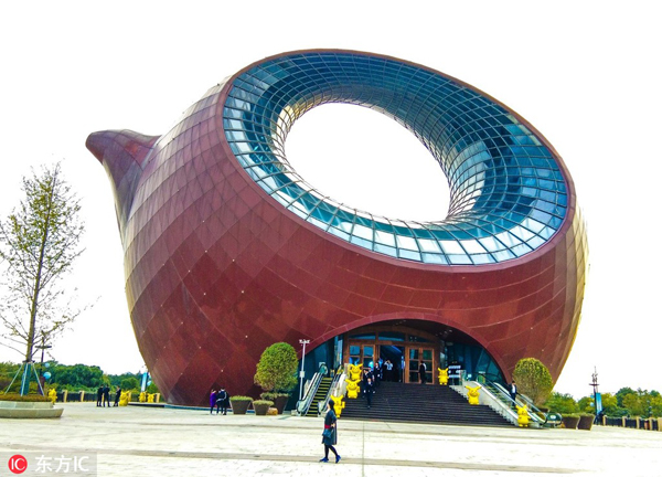 Giant teapot shines in Wuxi