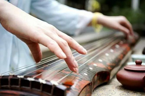 Guqin music performance woos Huishan ancient town crowds