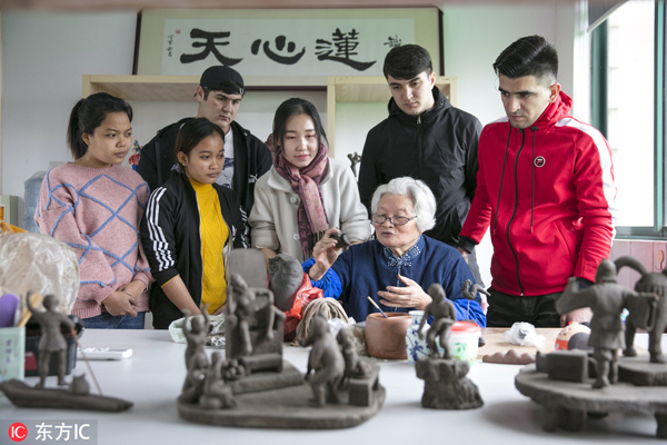 Foreign students embrace traditional clay art