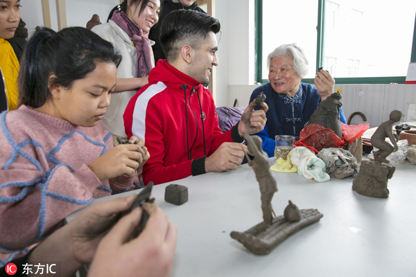 Foreign students embrace traditional clay art