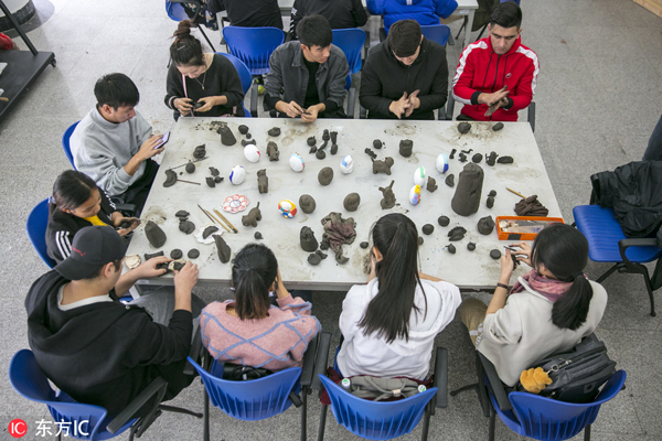 Foreign students embrace traditional clay art