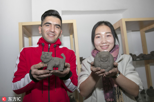 Foreign students embrace traditional clay art