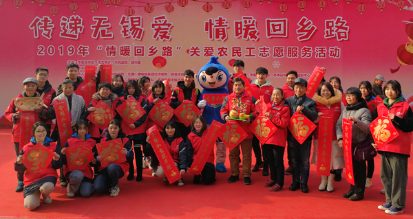 Volunteers warm migrant workers on their way home