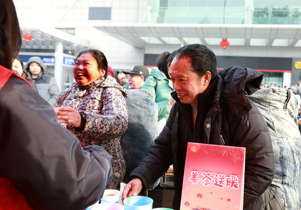 Volunteers warm migrant workers on their way home