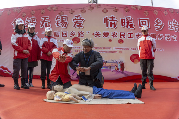 Volunteers warm migrant workers on their way home