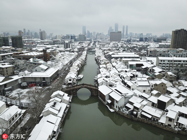 Snow falls in Wuxi during Spring Festival holiday