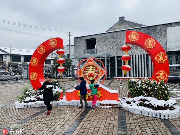 Snow falls in Wuxi during Spring Festival holiday