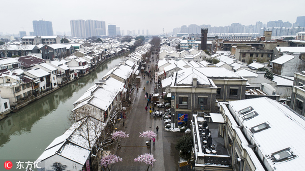 Snow falls in Wuxi during Spring Festival holiday