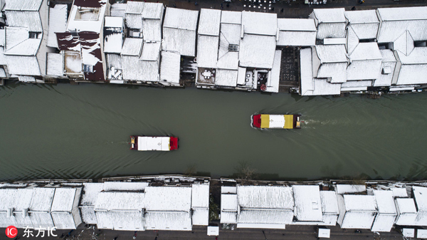 Snow falls in Wuxi during Spring Festival holiday