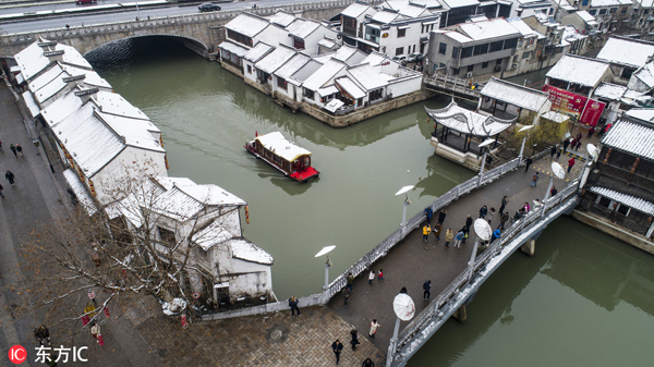 Snow falls in Wuxi during Spring Festival holiday