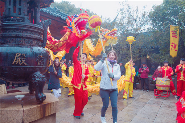 Taibo Temple opens doors to expat group