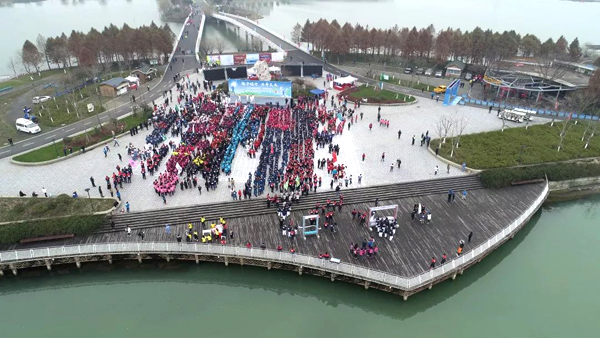 3,000 people run for springtime