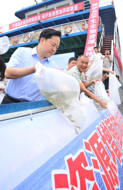 Fingerlings released to Yangtze River