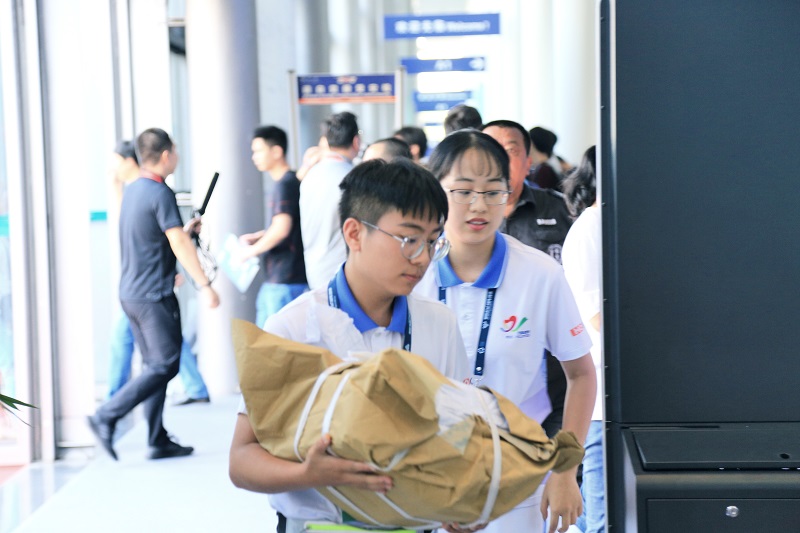 Volunteers help ensure success of tech event in Wuxi