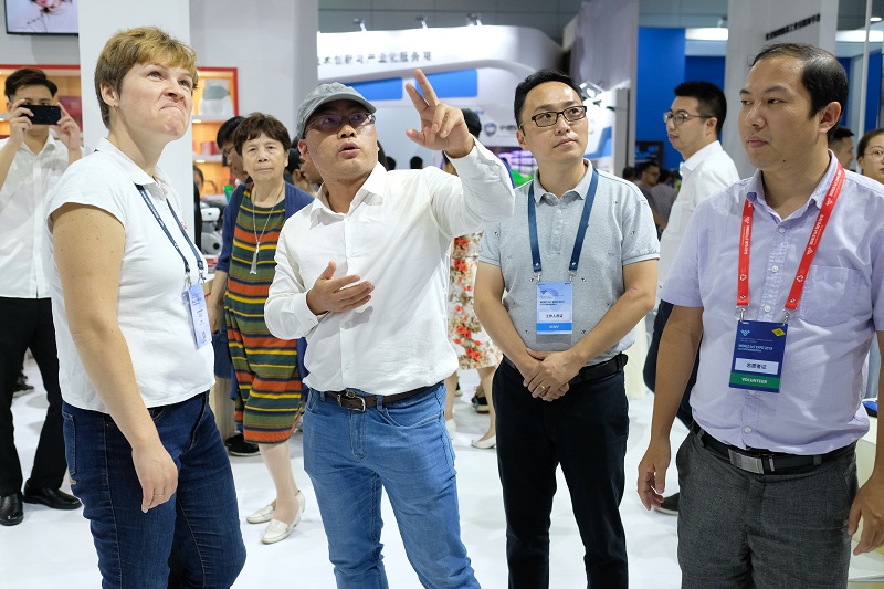 Volunteers help ensure success of tech event in Wuxi