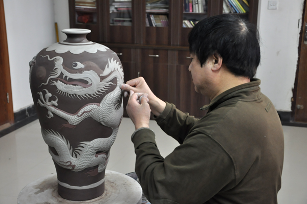 Yixing craftsman puts fingerprints in nation's art archive