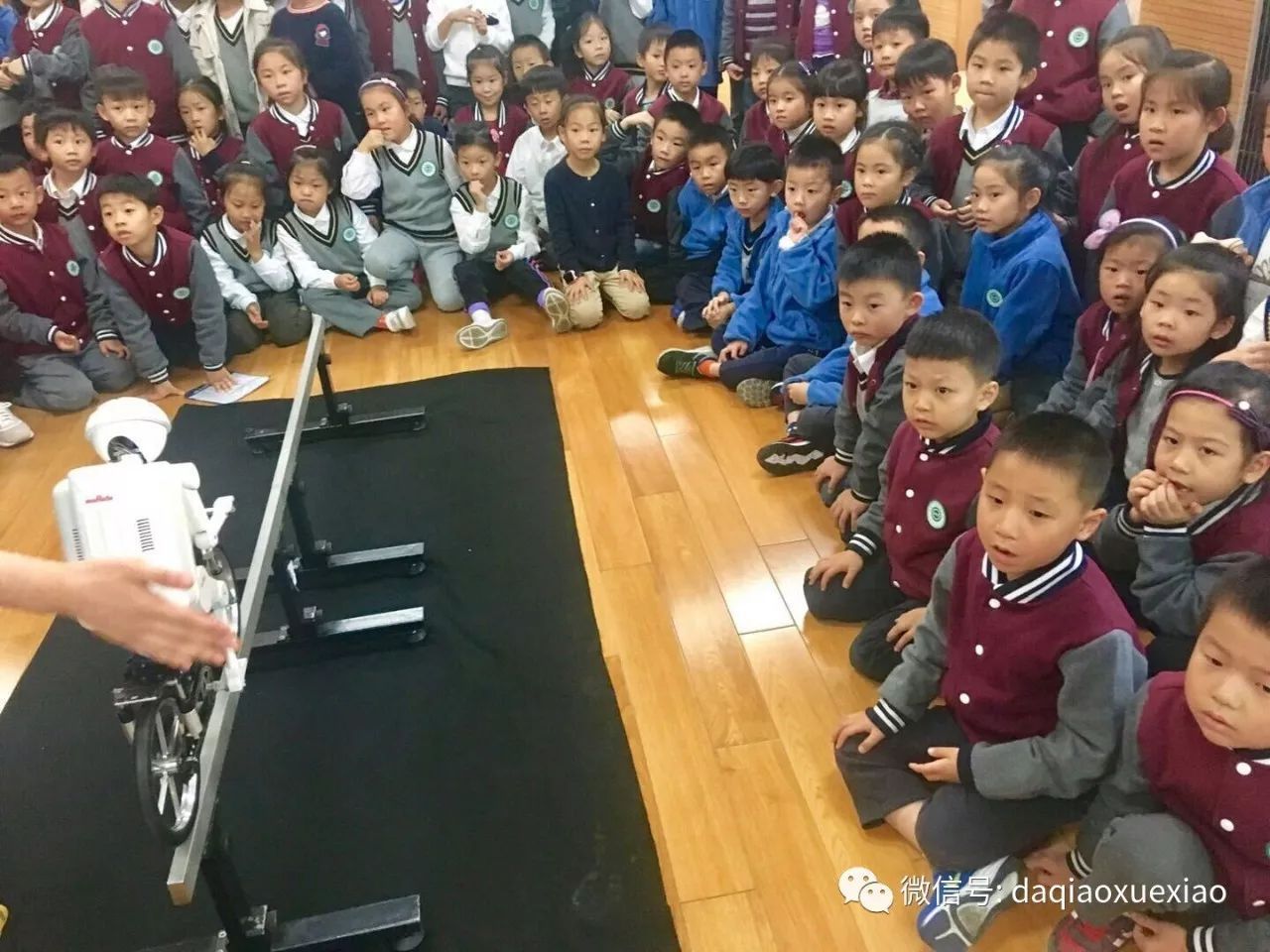 Robots ride into Wuxi school