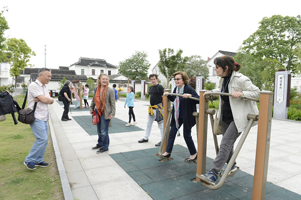 Foreign journalists in Zhangjiagang