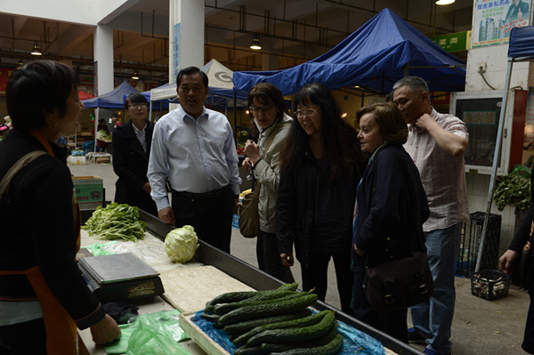 Snapshots: Foreign journalists in Zhangjiagang