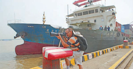 <FONT color=#3366ff>Zhangjiagang Special:</FONT>Thriving port sailing small city to success