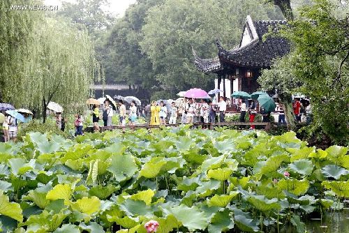 20th Lotus Festival kicks off at E China's Zhuozheng Yuan Garden