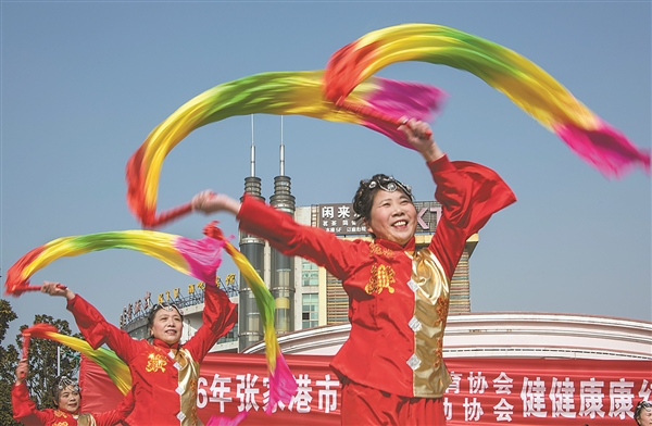 Elderly sing and dance to celebrate New Year