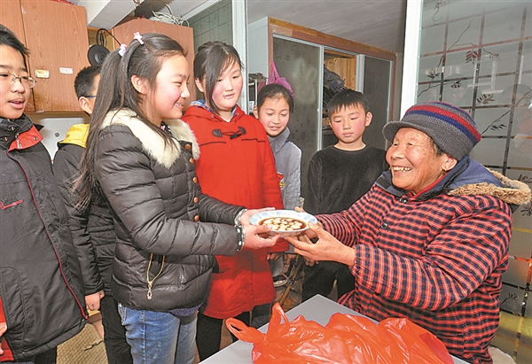 Zhangjiagang communities send festival care