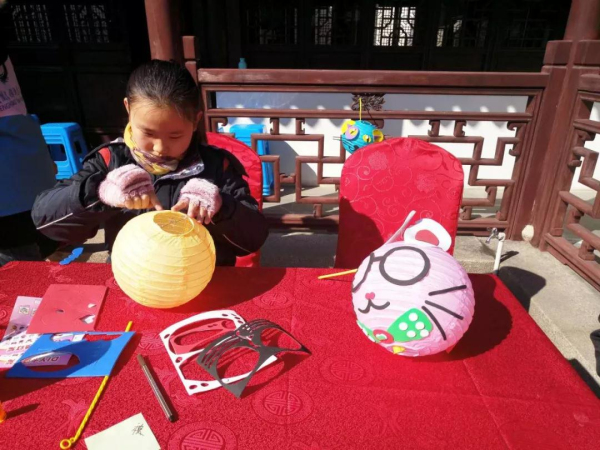 Peach blossoms lend charms to Fenghuang town