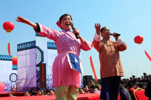 Peach blossoms lend charms to Fenghuang town