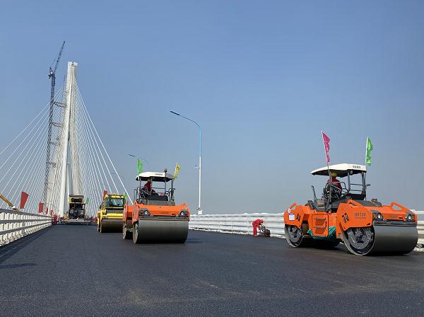 Asphalt pavement completed on Shanghai-Nantong bridge