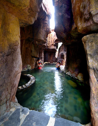 Tianmu Hot Spring Resort on Mingyue Mountain