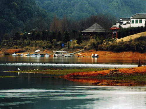 <EM>Yuangyang</EM> (Lovebirds) Lake