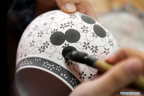 Delicate porcelain painting in Jingdezhen