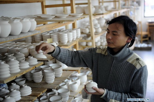 Delicate porcelain painting in Jingdezhen