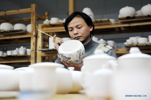 Delicate porcelain painting in Jingdezhen