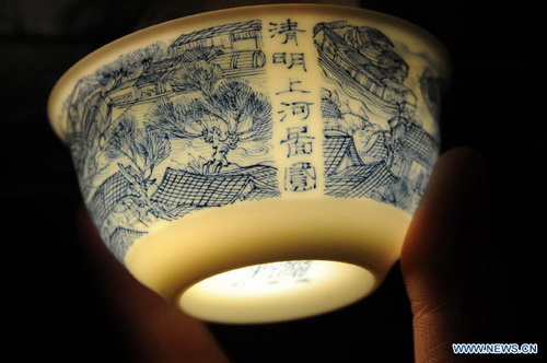 Delicate porcelain painting in Jingdezhen