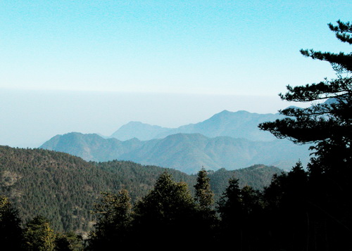 Summer tourism booms at Mingyue Mountain