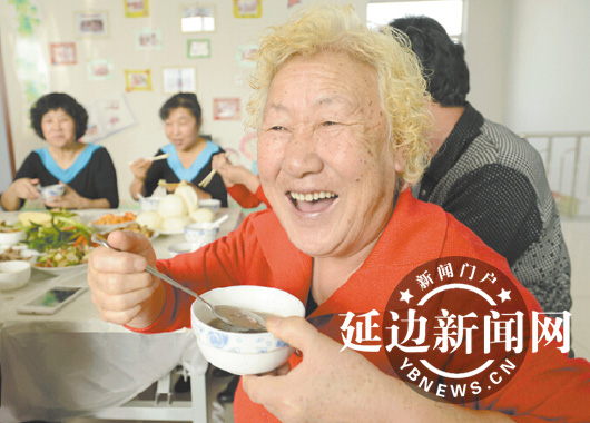 Northeast China city embraces the cold weather with free congee