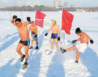 Changchun: Swimming enthusiasts play football in the snow