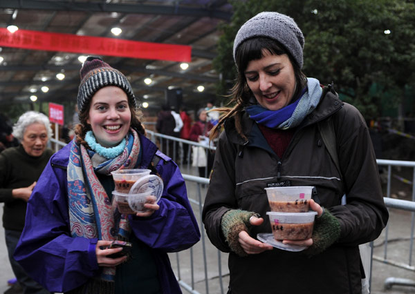 Northeast China city embraces the cold weather with free congee