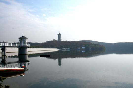 Clean Moon Lake: the spiritual origin of a city