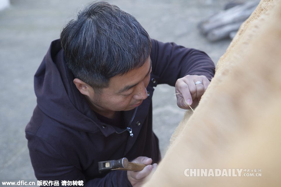 Man makes 3D running horse with toothpicks