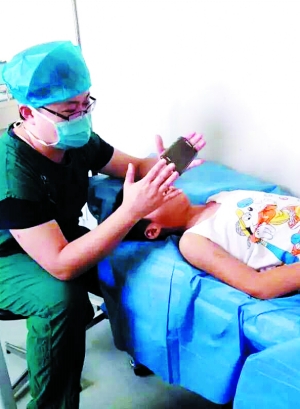 Doctors soothing child before surgery become popular on WeChat