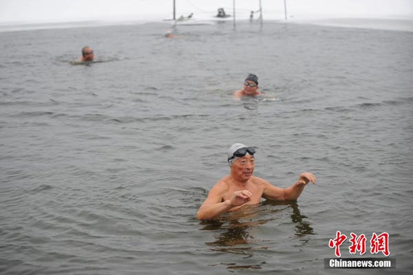 Winter swimmers enjoying the cold in NE China