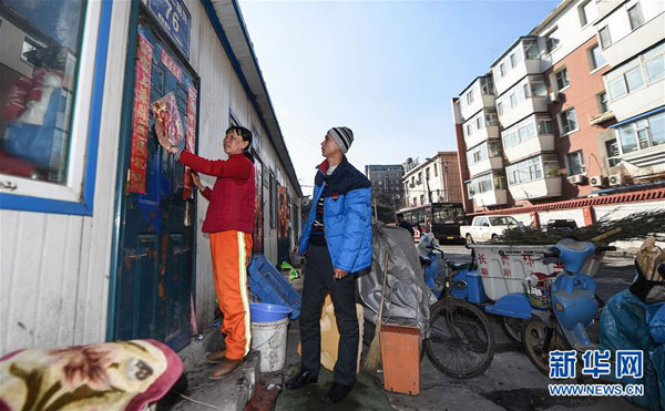 Happy supper for humble NE China street cleaner