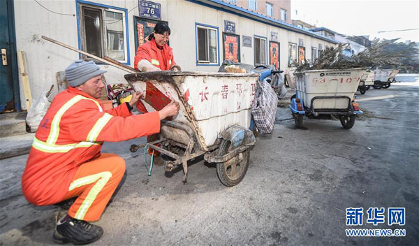 Happy supper for humble NE China street cleaner