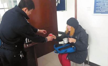 Lost foreign tourists receive help from local police