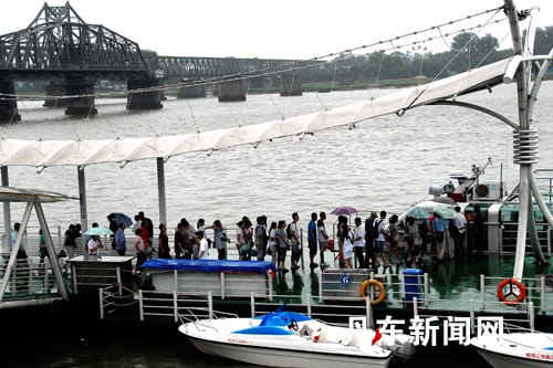 Tourist undeterred by Tropical storm Muifa